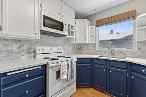 139 Hodson Crescent, Okotoks, AB - Indoor Photo Showing Kitchen