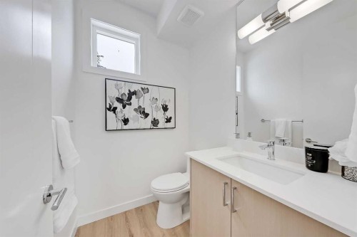 7-828 8 Avenue Ne, Calgary, AB - Indoor Photo Showing Bathroom
