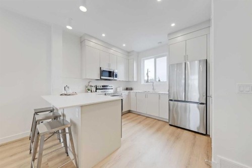 7-828 8 Avenue Ne, Calgary, AB - Indoor Photo Showing Kitchen With Stainless Steel Kitchen With Upgraded Kitchen