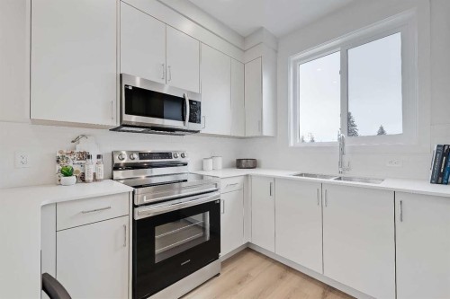 7-828 8 Avenue Ne, Calgary, AB - Indoor Photo Showing Kitchen