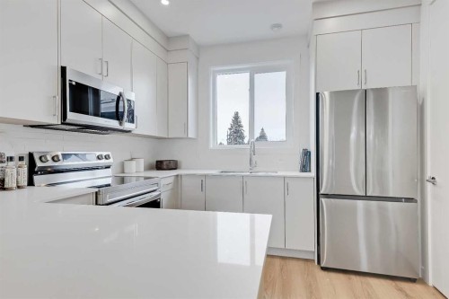 7-828 8 Avenue Ne, Calgary, AB - Indoor Photo Showing Kitchen With Stainless Steel Kitchen With Upgraded Kitchen