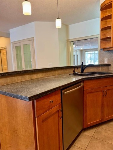 1108-24 Hemlock Crescent Sw, Calgary, AB - Indoor Photo Showing Kitchen