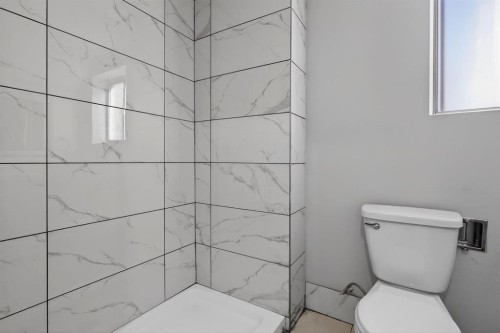 255 Rundleridge Drive Ne, Calgary, AB - Indoor Photo Showing Bathroom