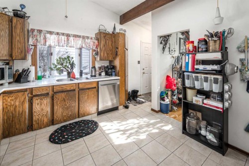 4012 Varsity Drive Nw, Calgary, AB - Indoor Photo Showing Kitchen