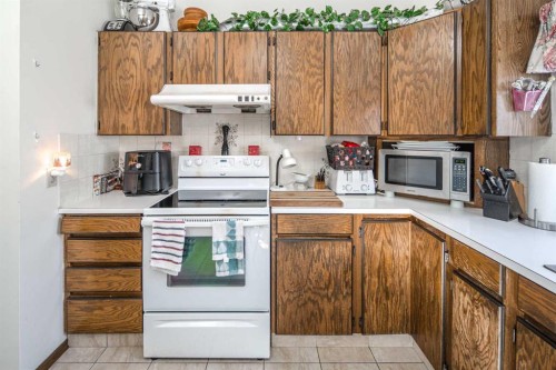 4012 Varsity Drive Nw, Calgary, AB - Indoor Photo Showing Kitchen
