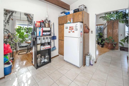 4012 Varsity Drive Nw, Calgary, AB - Indoor Photo Showing Kitchen