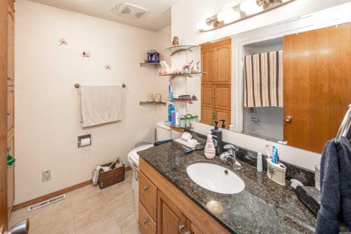 4012 Varsity Drive Nw, Calgary, AB - Indoor Photo Showing Bathroom