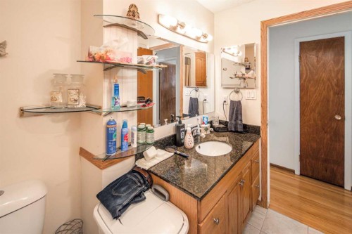 4012 Varsity Drive Nw, Calgary, AB - Indoor Photo Showing Bathroom