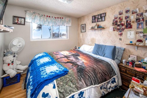 4012 Varsity Drive Nw, Calgary, AB - Indoor Photo Showing Bedroom