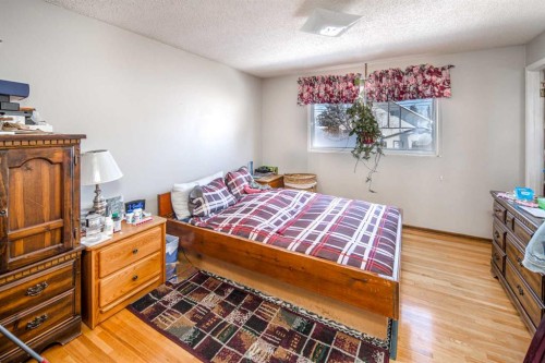 4012 Varsity Drive Nw, Calgary, AB - Indoor Photo Showing Bedroom