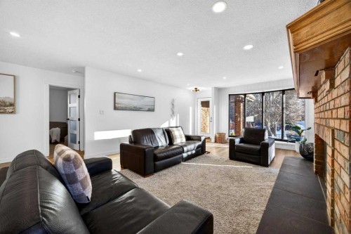 7103 Bow Crescent Nw, Calgary, AB - Indoor Photo Showing Living Room