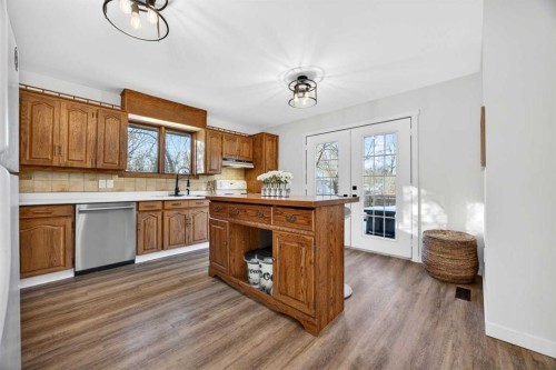 7103 Bow Crescent Nw, Calgary, AB - Indoor Photo Showing Kitchen
