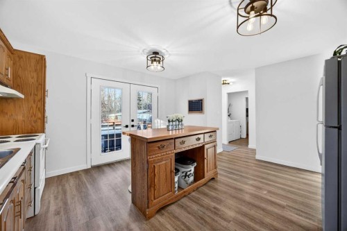 7103 Bow Crescent Nw, Calgary, AB - Indoor Photo Showing Kitchen