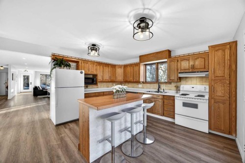 7103 Bow Crescent Nw, Calgary, AB - Indoor Photo Showing Kitchen With Double Sink