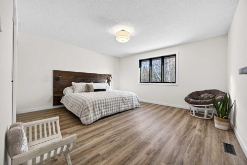 7103 Bow Crescent Nw, Calgary, AB - Indoor Photo Showing Bedroom