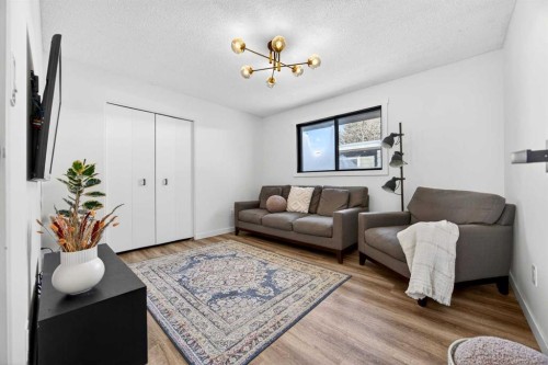 7103 Bow Crescent Nw, Calgary, AB - Indoor Photo Showing Living Room