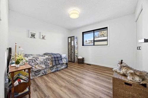 7103 Bow Crescent Nw, Calgary, AB - Indoor Photo Showing Bedroom