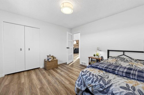 7103 Bow Crescent Nw, Calgary, AB - Indoor Photo Showing Bedroom