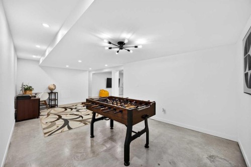 7103 Bow Crescent Nw, Calgary, AB - Indoor Photo Showing Other Room