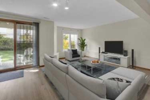 119 Edgepark Villas Nw, Calgary, AB - Indoor Photo Showing Living Room