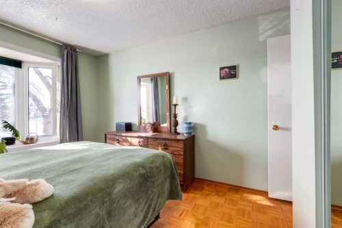 410 60 Avenue Ne, Calgary, AB - Indoor Photo Showing Bedroom