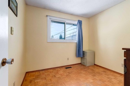 410 60 Avenue Ne, Calgary, AB - Indoor Photo Showing Other Room