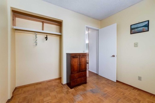 410 60 Avenue Ne, Calgary, AB - Indoor Photo Showing Other Room