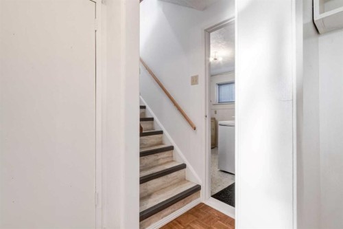 410 60 Avenue Ne, Calgary, AB - Indoor Photo Showing Other Room