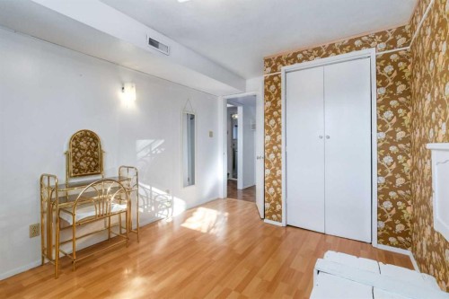 410 60 Avenue Ne, Calgary, AB - Indoor Photo Showing Other Room