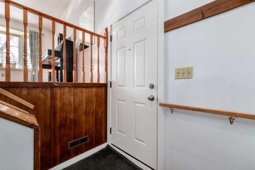 410 60 Avenue Ne, Calgary, AB - Indoor Photo Showing Other Room