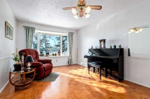 410 60 Avenue Ne, Calgary, AB - Indoor Photo Showing Living Room