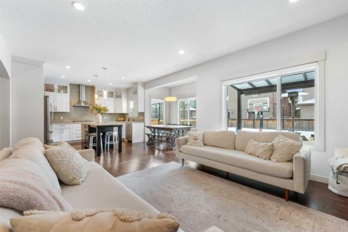35 Aspenshire Drive Sw, Calgary, AB - Indoor Photo Showing Living Room