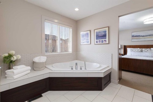 344 Evergreen Circle Sw, Calgary, AB - Indoor Photo Showing Bathroom