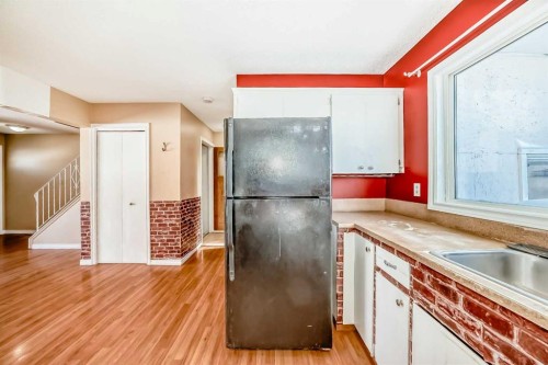172 Pinehill Road Ne, Calgary, AB - Indoor Photo Showing Kitchen