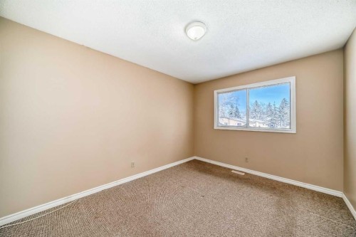 172 Pinehill Road Ne, Calgary, AB - Indoor Photo Showing Other Room