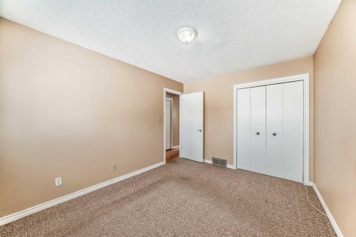 172 Pinehill Road Ne, Calgary, AB - Indoor Photo Showing Other Room