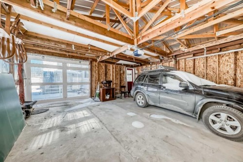 172 Pinehill Road Ne, Calgary, AB - Indoor Photo Showing Garage