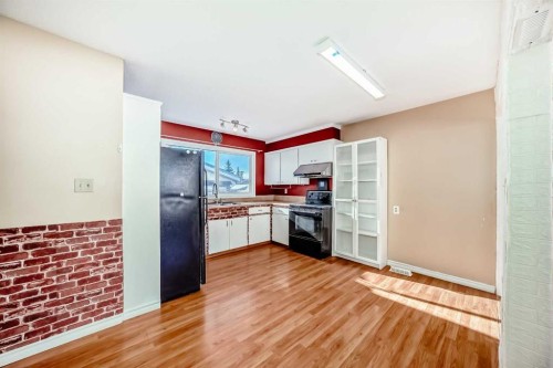 172 Pinehill Road Ne, Calgary, AB - Indoor Photo Showing Kitchen