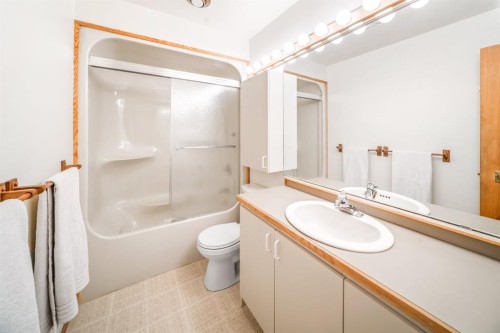 8-838 3Rd Street, Canmore, AB - Indoor Photo Showing Bathroom