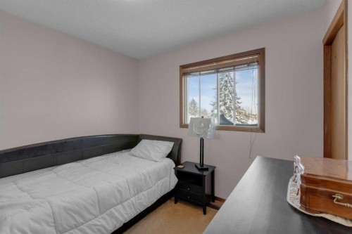 92 Macewan Drive Nw, Calgary, AB - Indoor Photo Showing Bedroom