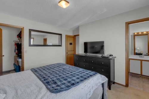 92 Macewan Drive Nw, Calgary, AB - Indoor Photo Showing Bedroom