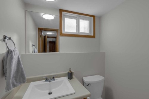 92 Macewan Drive Nw, Calgary, AB - Indoor Photo Showing Bathroom