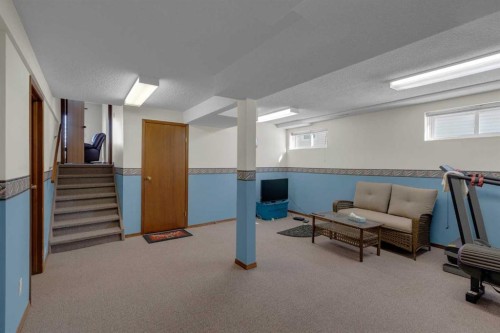 92 Macewan Drive Nw, Calgary, AB - Indoor Photo Showing Other Room