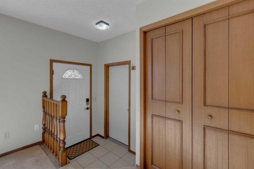 92 Macewan Drive Nw, Calgary, AB - Indoor Photo Showing Other Room