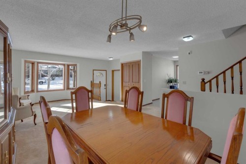 92 Macewan Drive Nw, Calgary, AB - Indoor Photo Showing Dining Room
