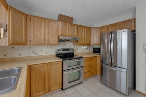92 Macewan Drive Nw, Calgary, AB - Indoor Photo Showing Kitchen With Double Sink