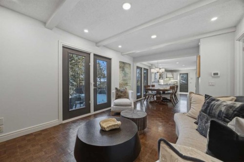 1136 Kildonan Place Sw, Calgary, AB - Indoor Photo Showing Living Room