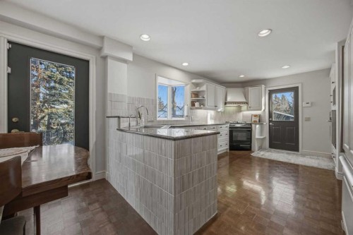 1136 Kildonan Place Sw, Calgary, AB - Indoor Photo Showing Kitchen With Upgraded Kitchen