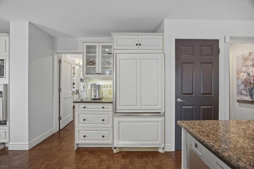 1136 Kildonan Place Sw, Calgary, AB - Indoor Photo Showing Other Room