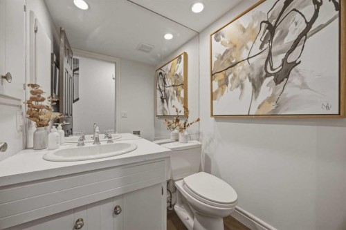 1136 Kildonan Place Sw, Calgary, AB - Indoor Photo Showing Bathroom